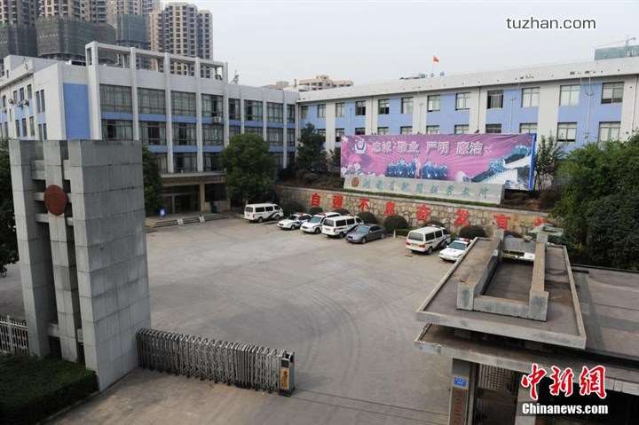 長(zhǎng)沙市坪塘勞動(dòng)教養(yǎng)管理所采購(gòu)我公司定制生產(chǎn)的11KW二用一備自來(lái)水加壓泵站一套，本設(shè)備供水范圍為5公里，供水人數(shù)為3600人，目前本自來(lái)水加壓泵站運(yùn)行平穩(wěn)，高效節(jié)能，受到了管理所的一致好評(píng)！